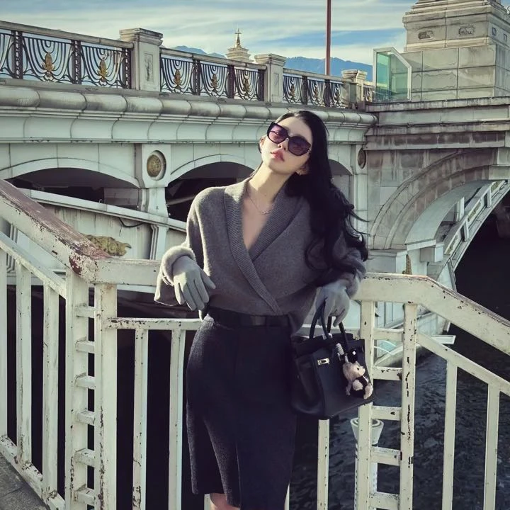 气质显瘦性感辣妹外出长袖上衣洋气休闲百搭性感半身裙时尚两件套