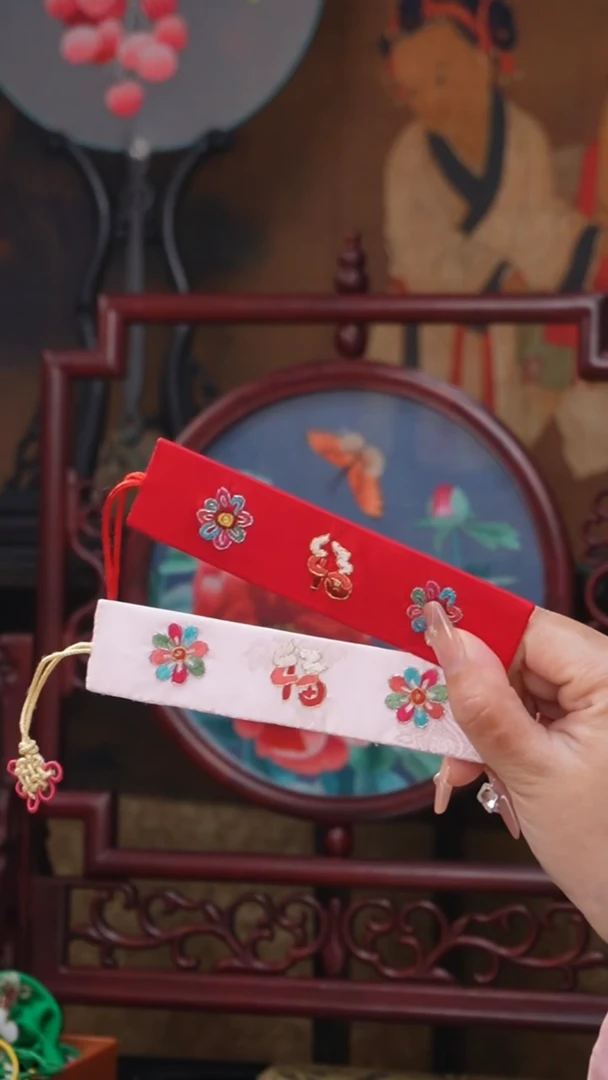 刺绣红色和粉色书签