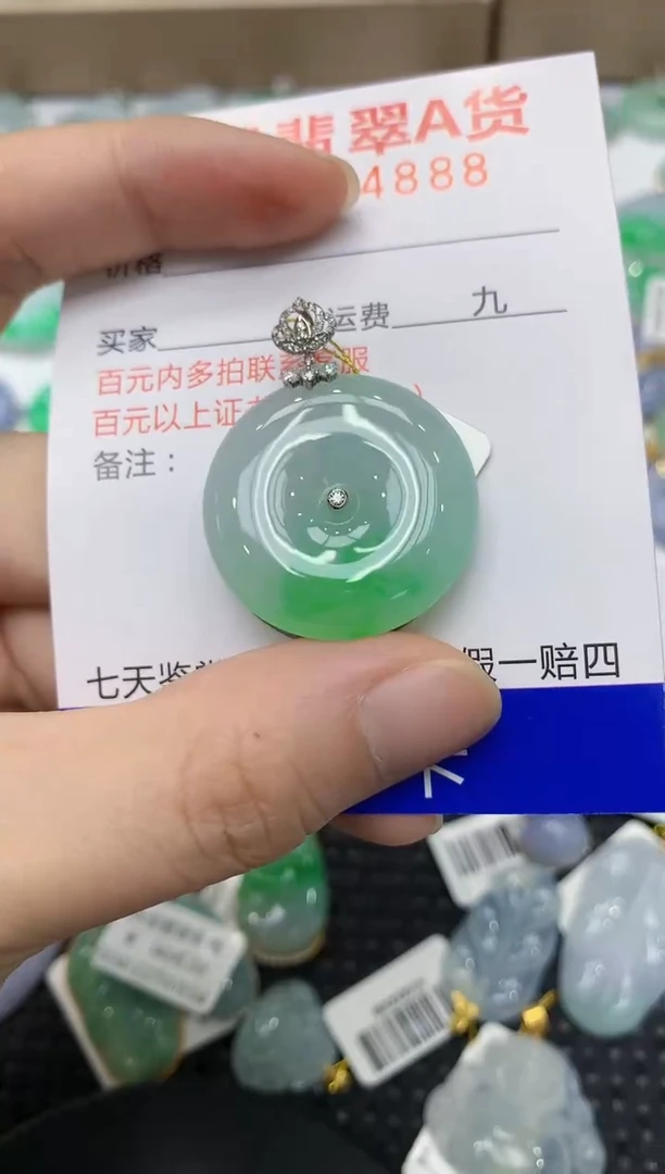 翡翠18K金镶嵌颈饰?****n111111111