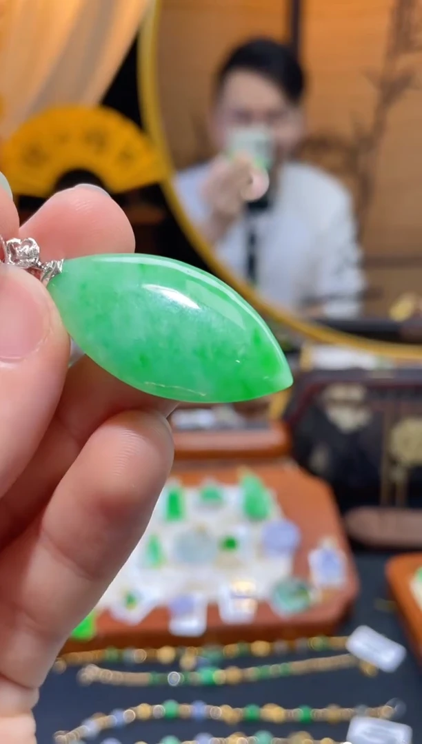 颈饰18K金镶嵌翡翠18K金镶嵌