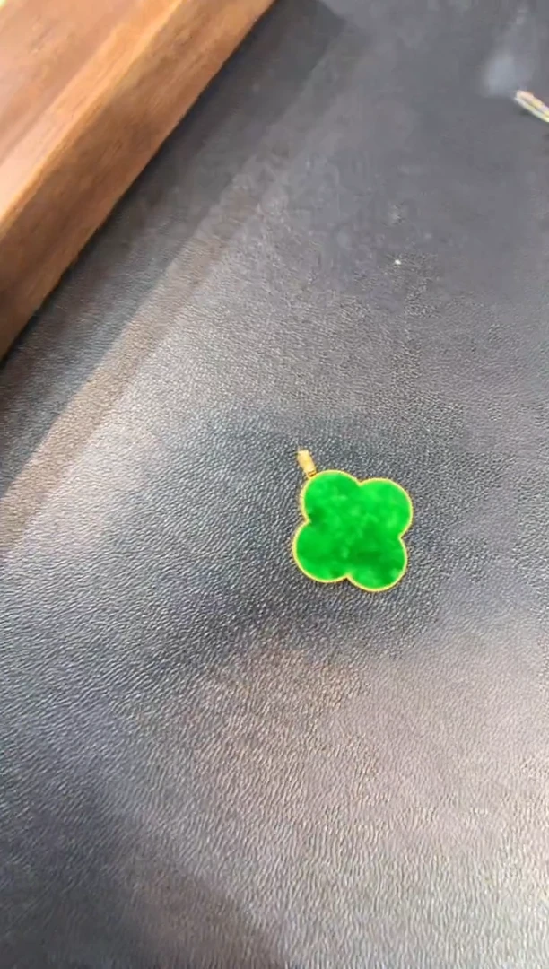 颈饰18K金镶嵌翡翠花件吊坠