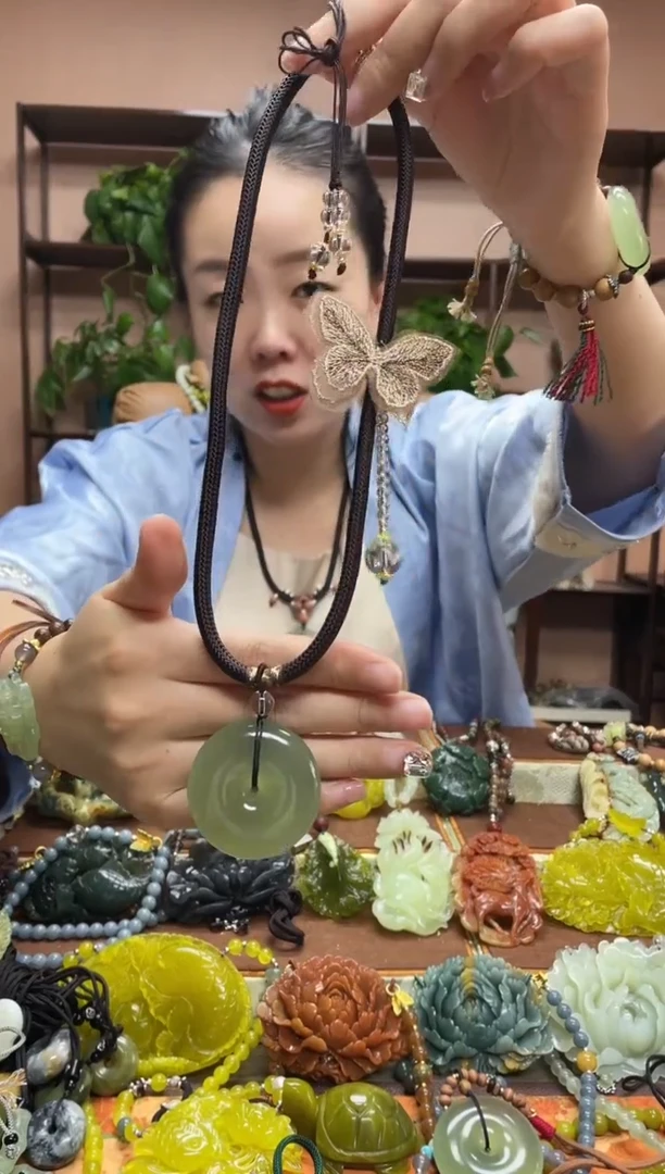 未镶嵌岫玉吊坠多样性发货发其中之一