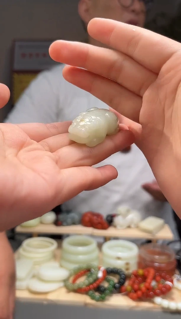 颈饰未镶嵌和田玉吊坠