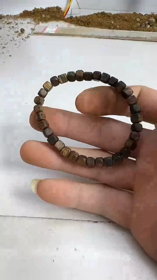 沉香手串0.5规格单圈方珠3克