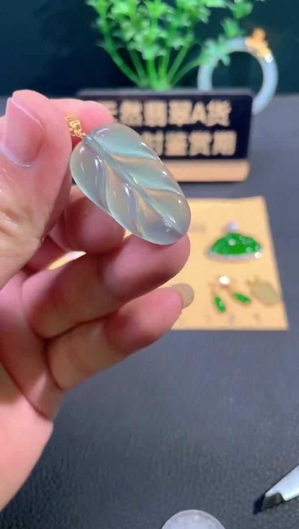 颈饰18K金镶嵌翡翠翡翠