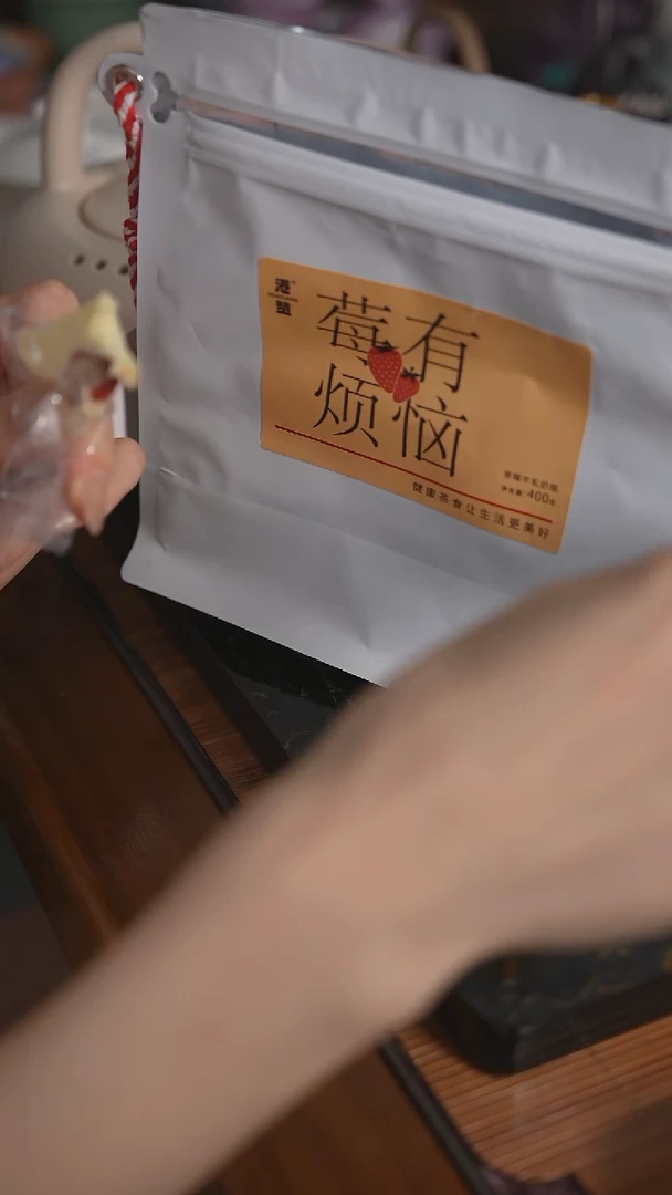 莓有烦恼（草 莓 牛轧奶糕）
