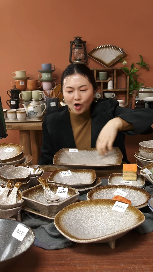 陶瓷A341一个陶瓷粗陶线条方深盘可能微瑕