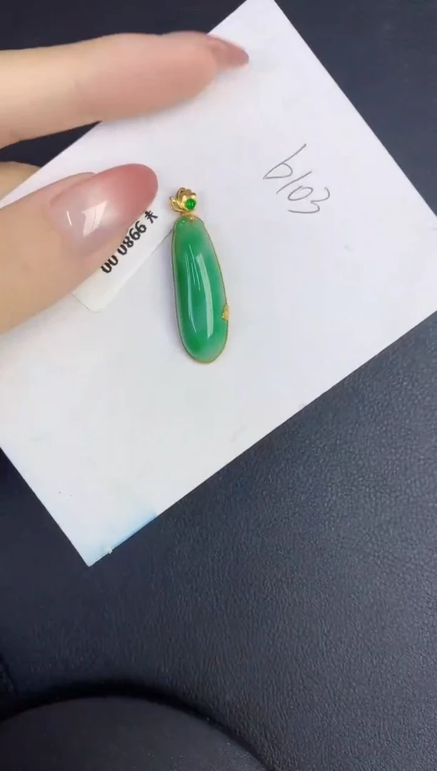 翡翠18K金镶嵌颈饰缅甸天然翡翠A货