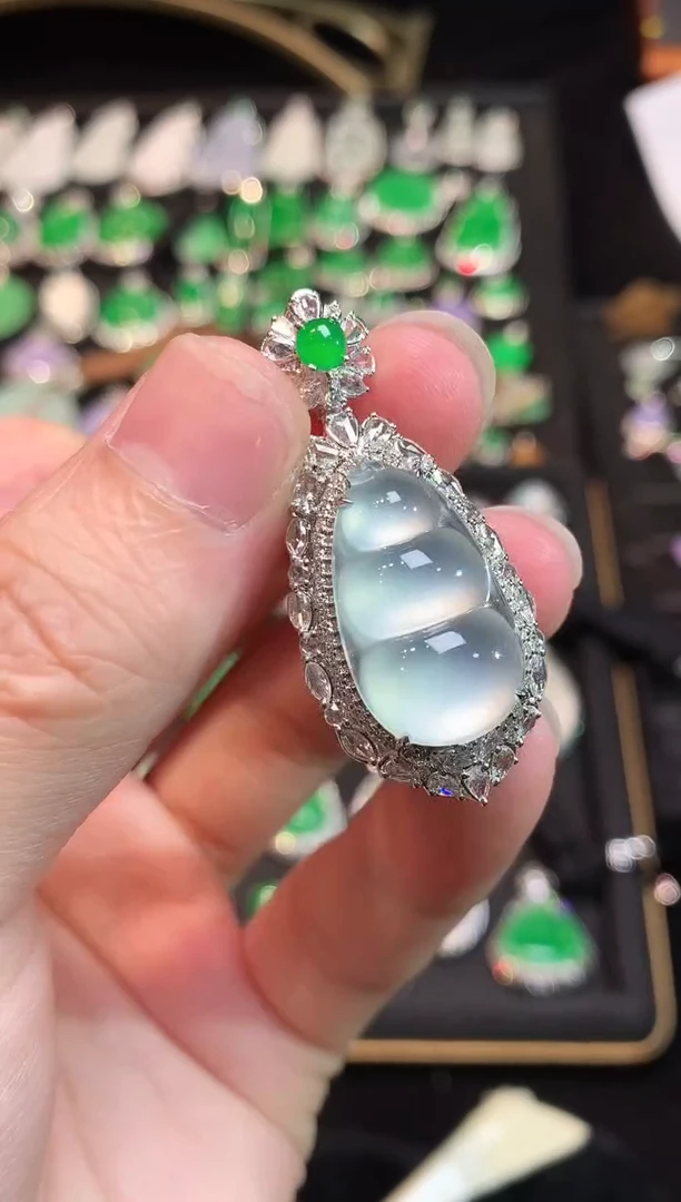 吊坠(赠链)18K金镶嵌翡翠玻璃钢极光白胖福豆吊坠