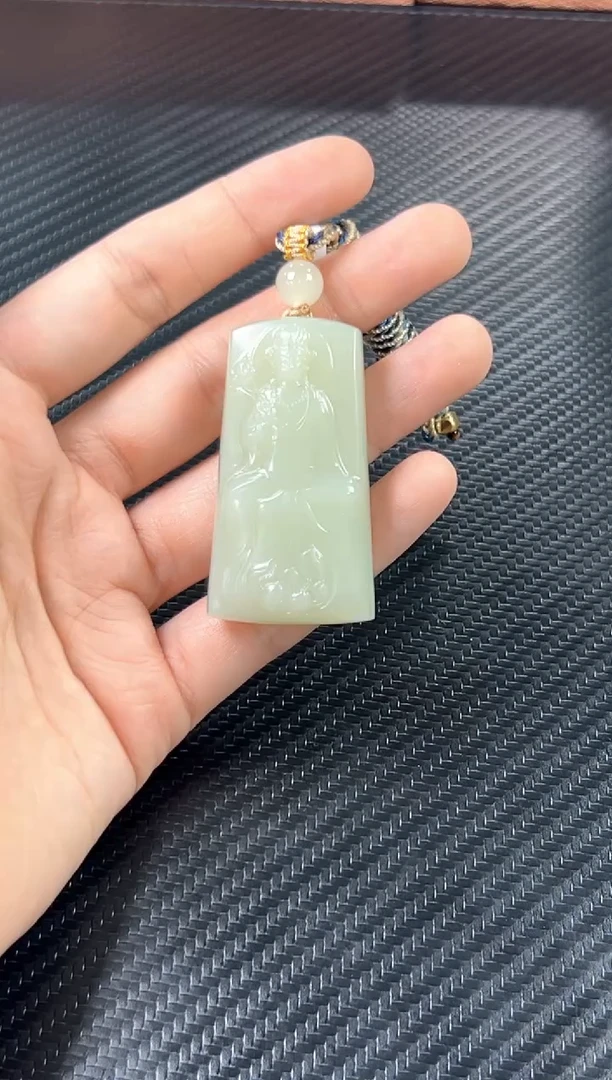 吊坠(赠链)未镶嵌和田玉且末微色差迪克兰一细