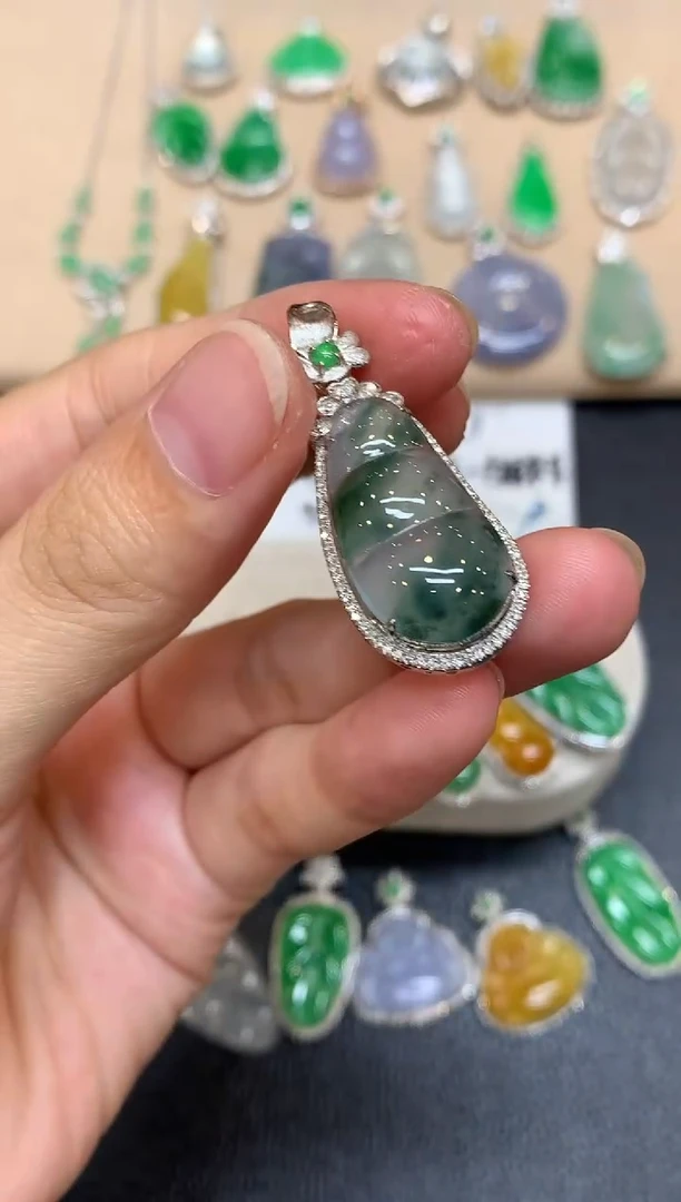 颈饰18K金镶嵌翡翠福豆【无服务费