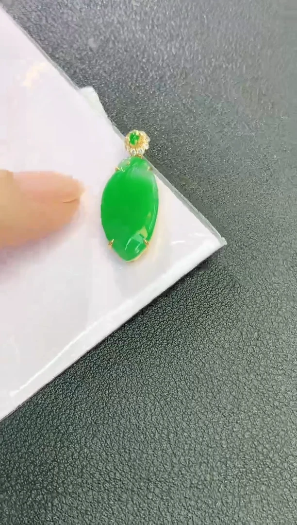 颈饰18K金镶嵌翡翠赠礼盒证书 珍珍