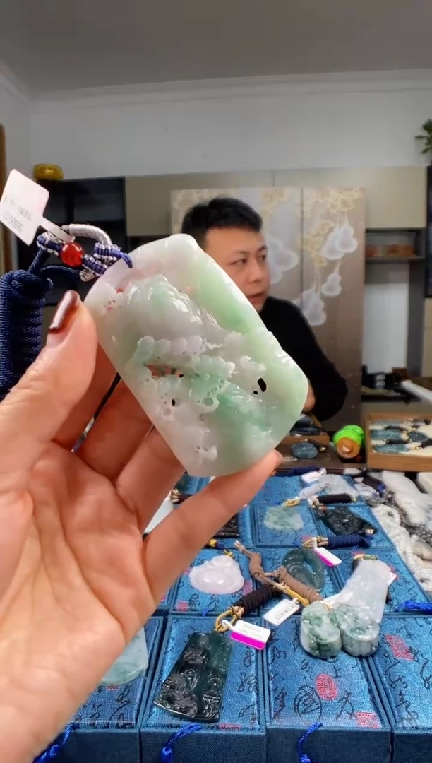 颈饰未镶嵌翡翠  多样性发其一