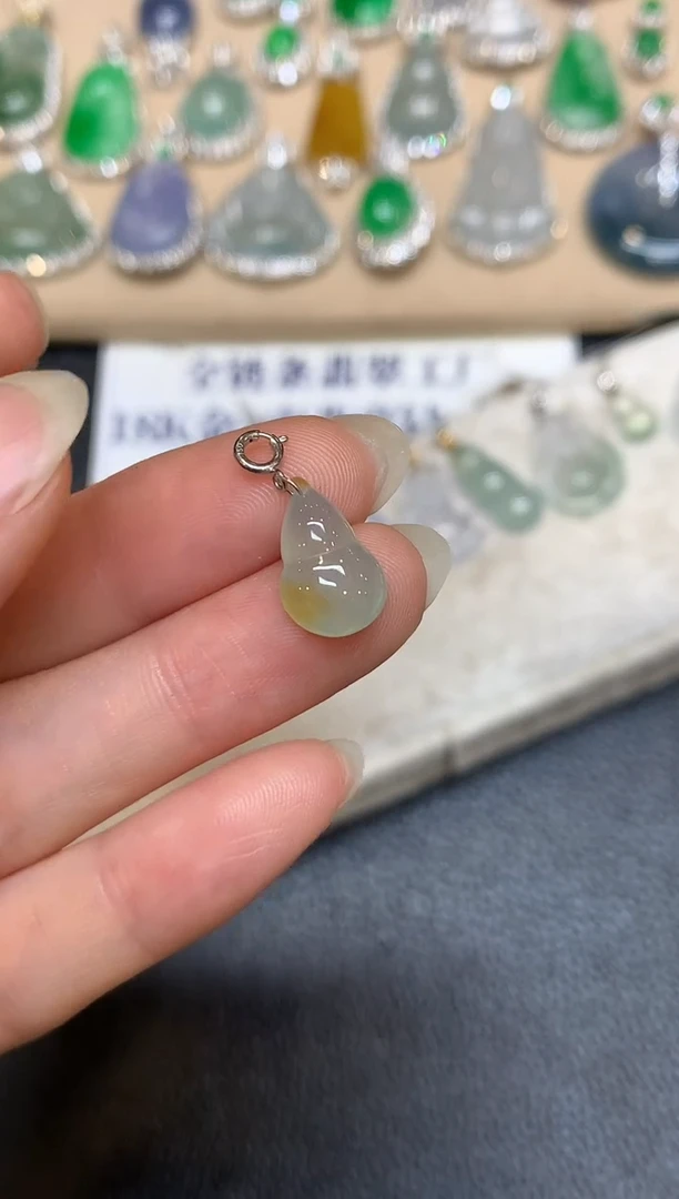 颈饰18K金镶嵌翡翠葫芦【无服务费