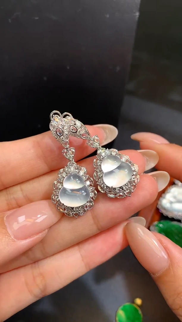 18K金镶嵌翡翠耳饰耳包