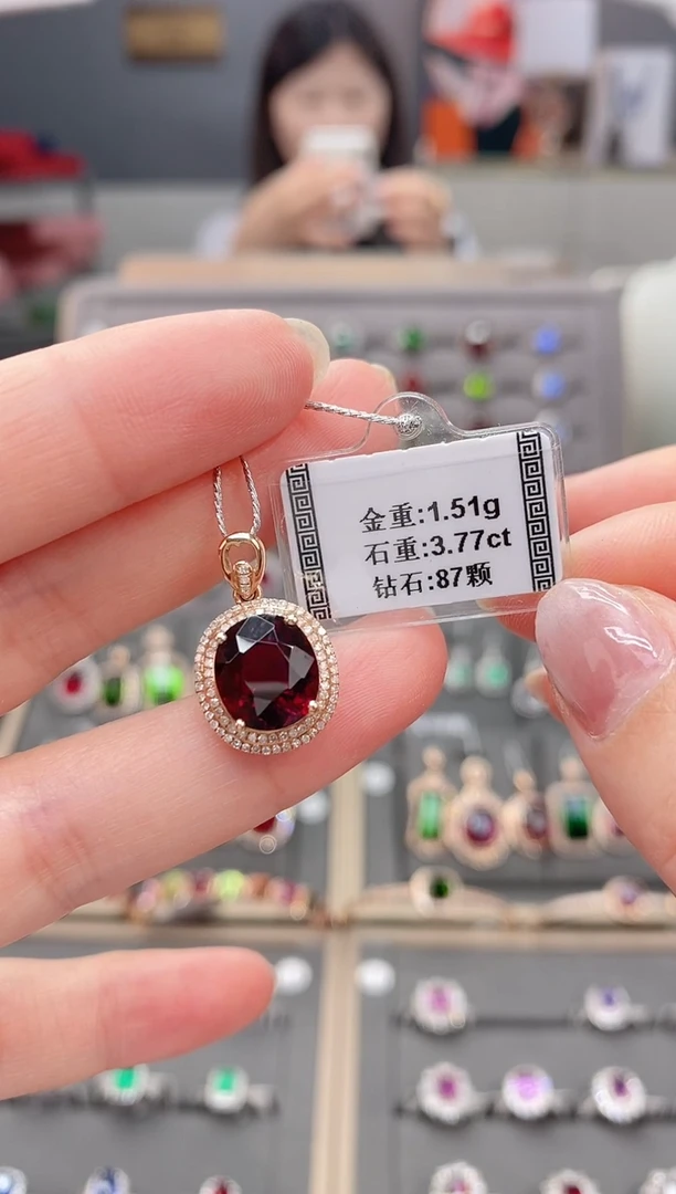 颈饰18K金镶嵌碧玺3.77