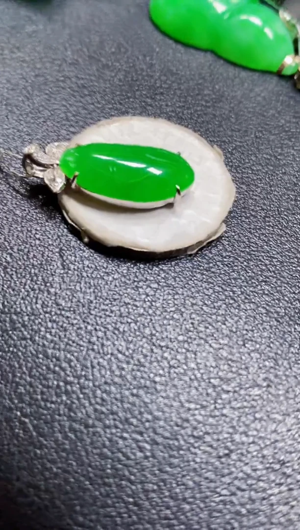 颈饰18K金镶嵌翡翠瓜