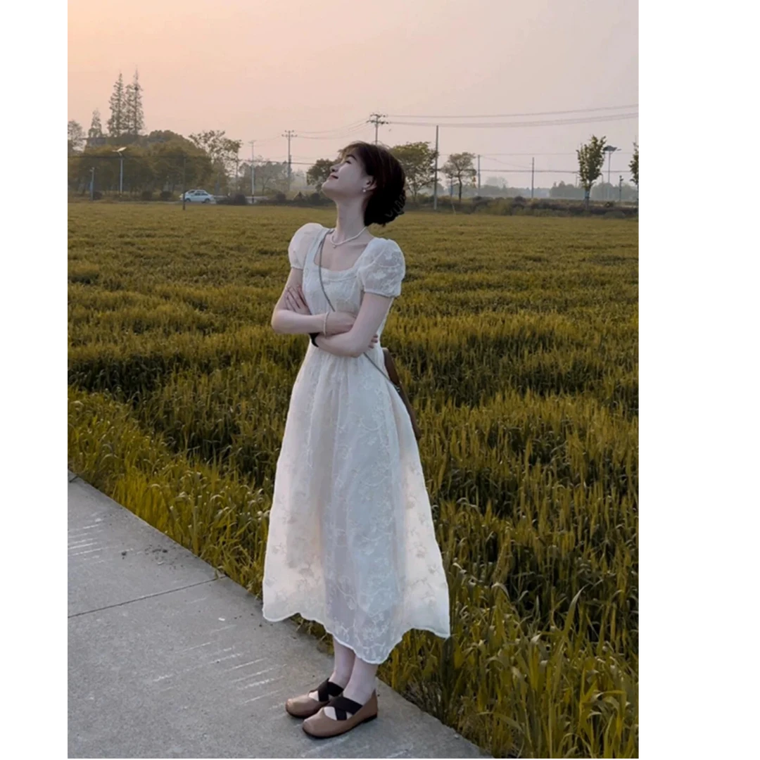 方领重工刺绣收腰连衣裙