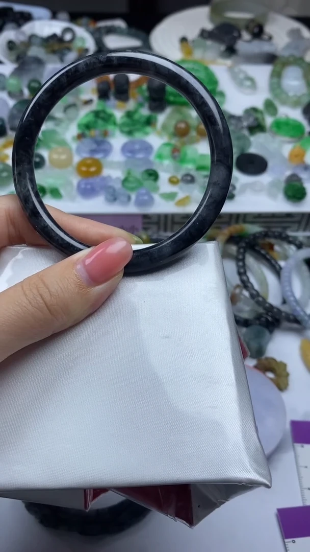 翡翠手镯未镶嵌冰*?翡翠