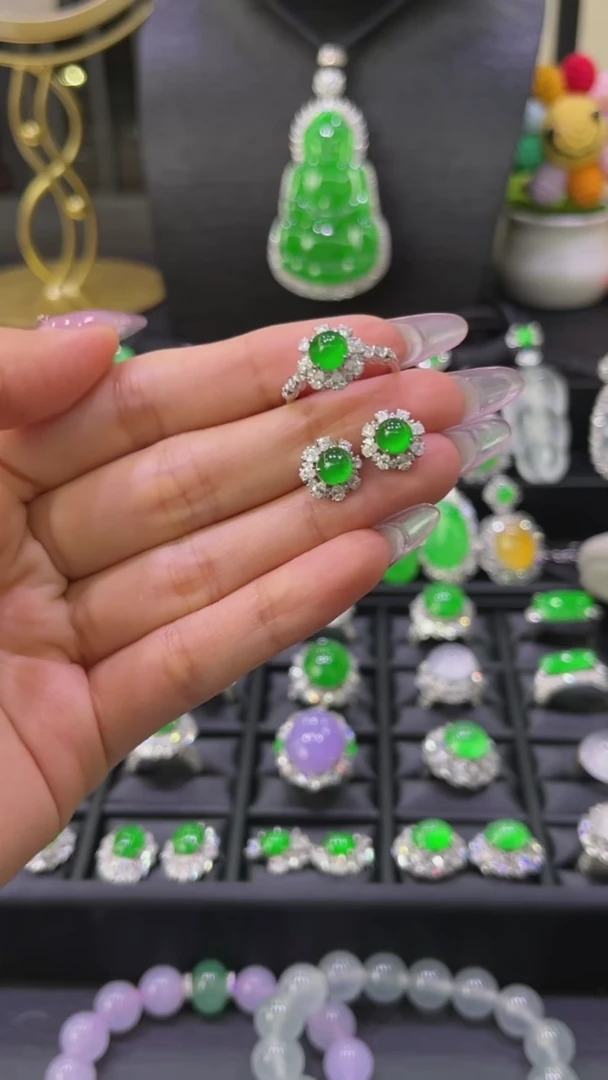 18K金镶嵌戒指翡翠耳钉戒指两件套