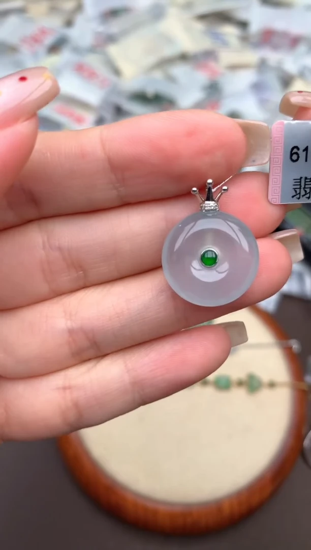 18K金镶嵌挂件翡翠一