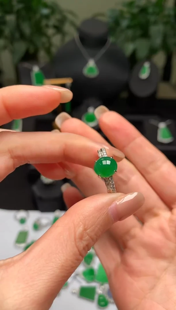 18K金镶嵌戒指翡翠戒指