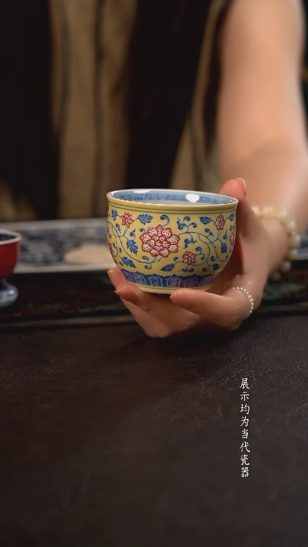 贵红窑黄釉青花釉里红缠枝莲大缸杯