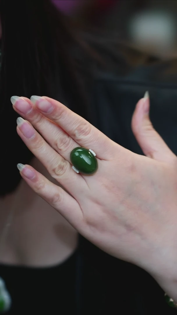 18K金镶嵌戒指和田玉（碧玉）蛋面戒指