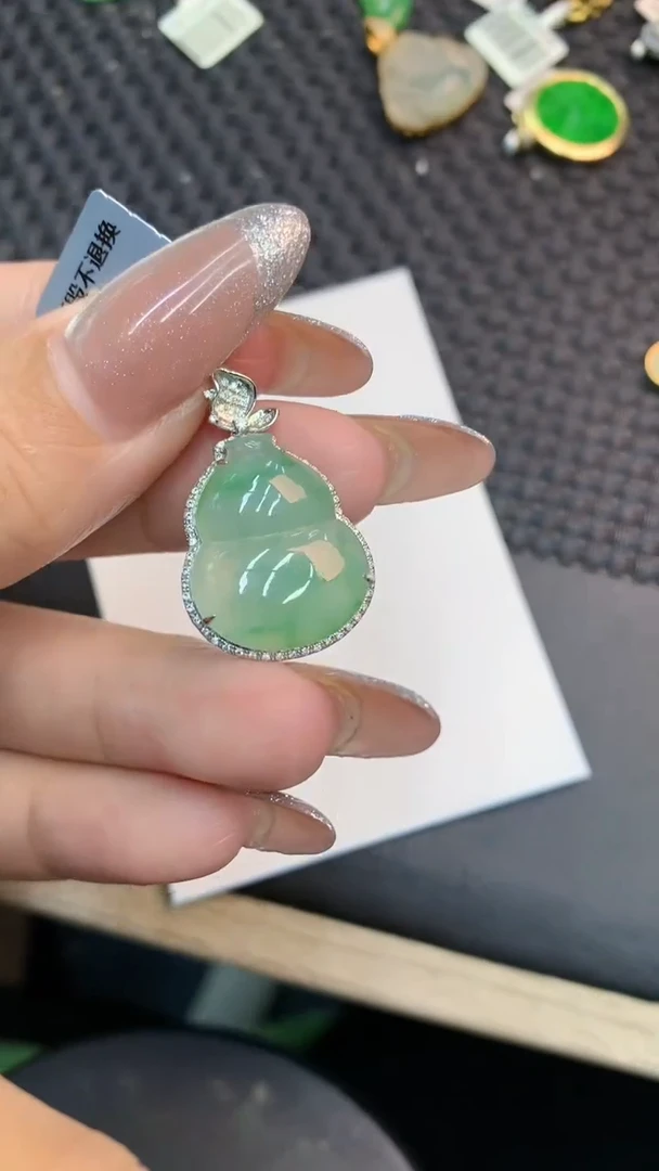 颈饰18K金镶嵌翡翠1