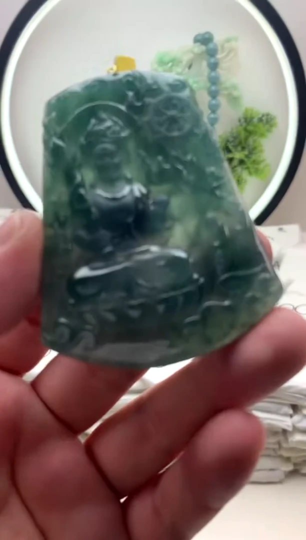 翡翠未镶嵌颈饰不动明王