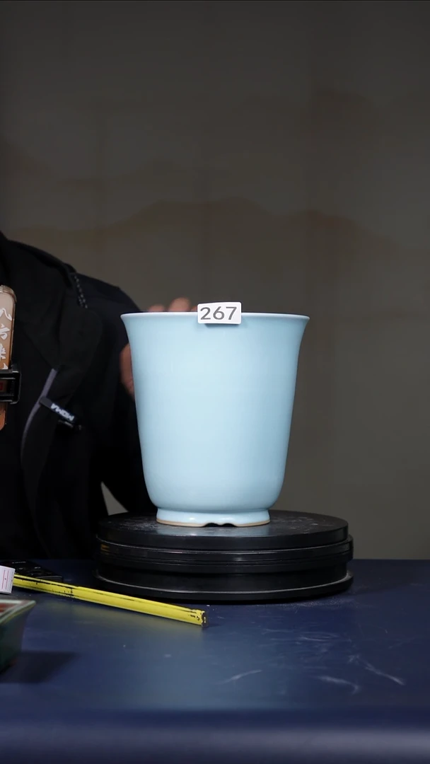 其他瓷全品267号月白高金钟盆 口径18.2高20