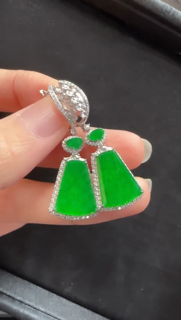 18K金镶嵌翡翠耳饰451无事牌一对