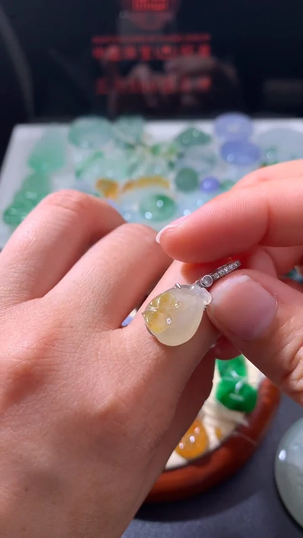 颈饰未镶嵌翡翠