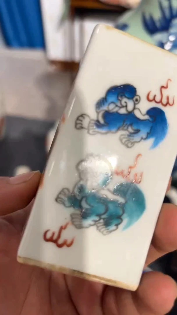 摆件瓷摆件瓷摆件狮子四方笔筒