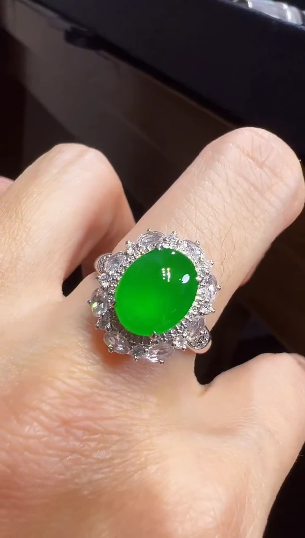 18K金镶嵌戒指翡翠蛋面