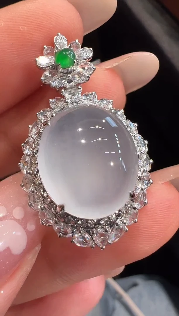 颈饰18K金镶嵌翡翠吊坠