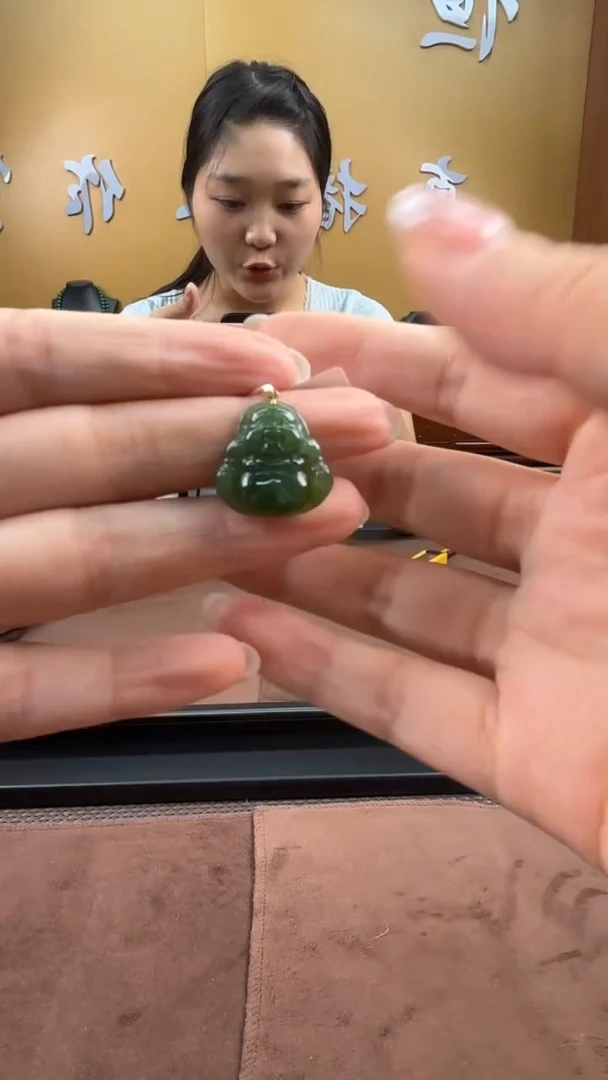 颈饰18K金镶嵌和田玉挂件