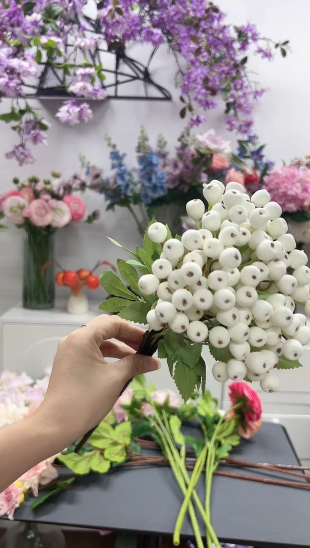 3枝白色蔓越莓果子