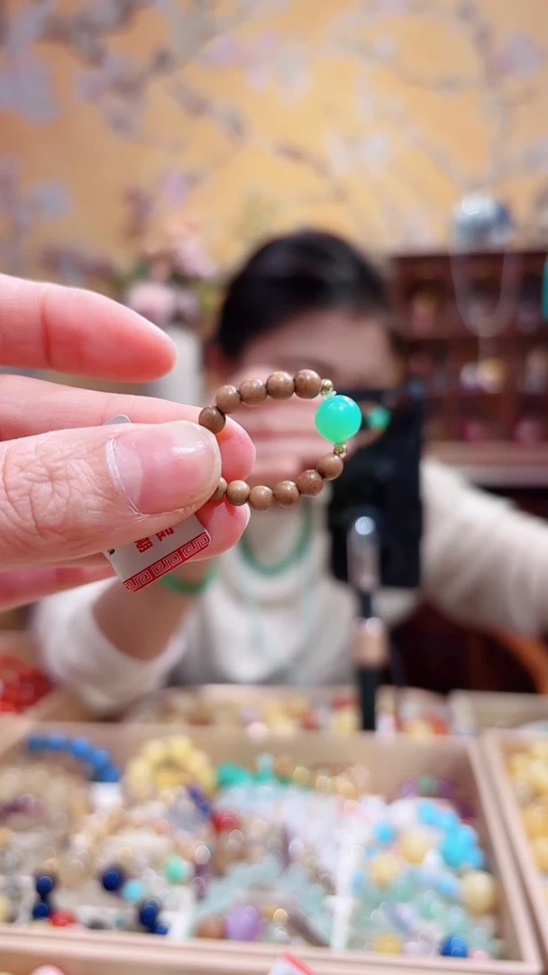 18K金镶嵌石英质玉戒指澳玉戒指设计款