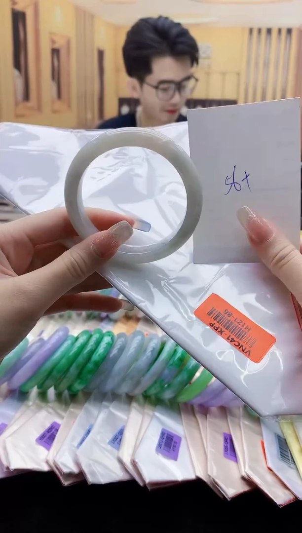 翡翠手镯未镶嵌AAAAA