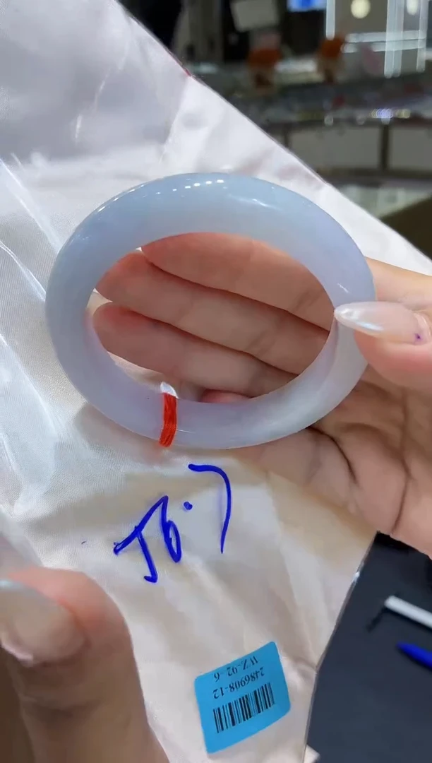 翡翠手镯未镶嵌翡翠手镯