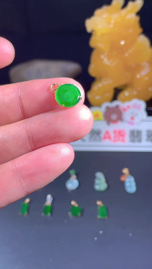 翡翠18K金镶嵌颈饰