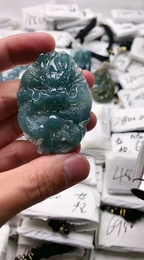 翡翠未镶嵌颈饰龙牌