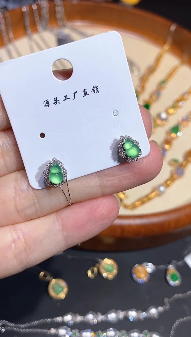 颈饰18K金镶嵌翡翠耳钉