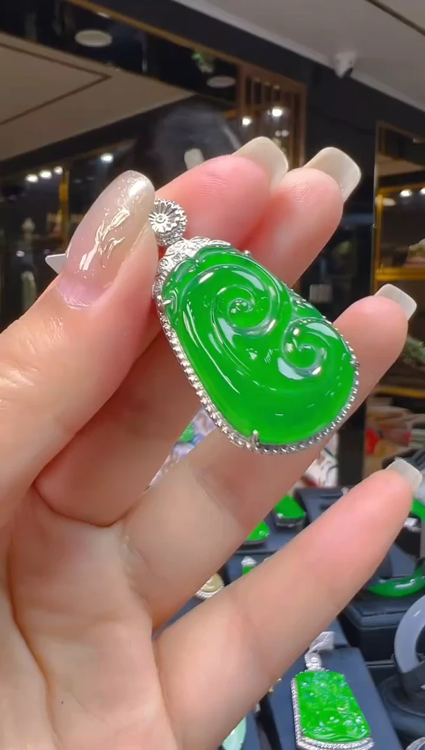 吊坠(赠链)18K金镶嵌翡翠054