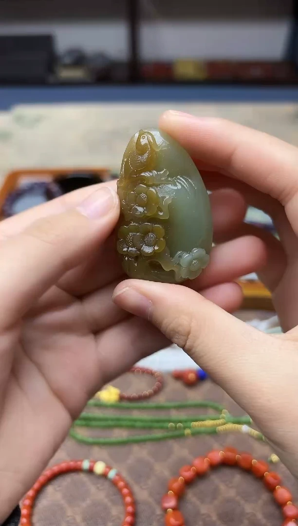 颈饰未镶嵌和田玉和田玉雕花吊坠ZD