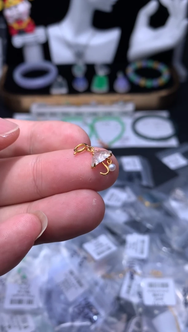 颈饰18K金镶嵌翡翠48小时鉴赏期 退货不扣服务费