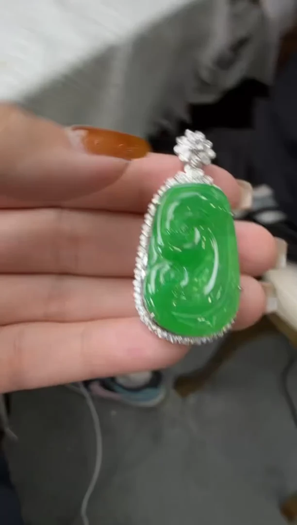 颈饰18K金镶嵌翡翠如意吊坠