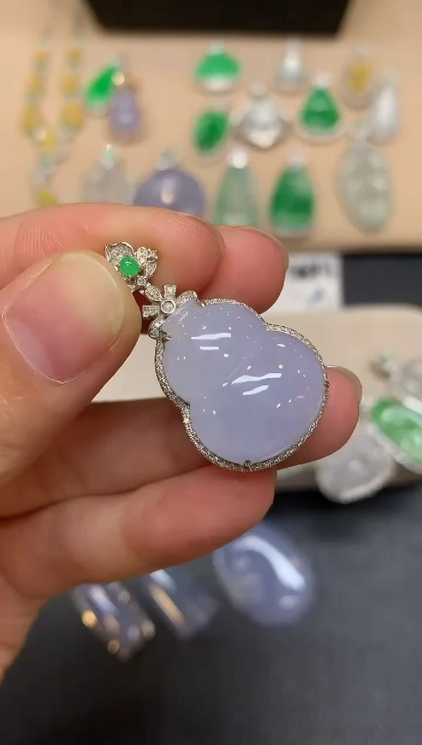 颈饰18K金镶嵌翡翠葫芦【无服务费