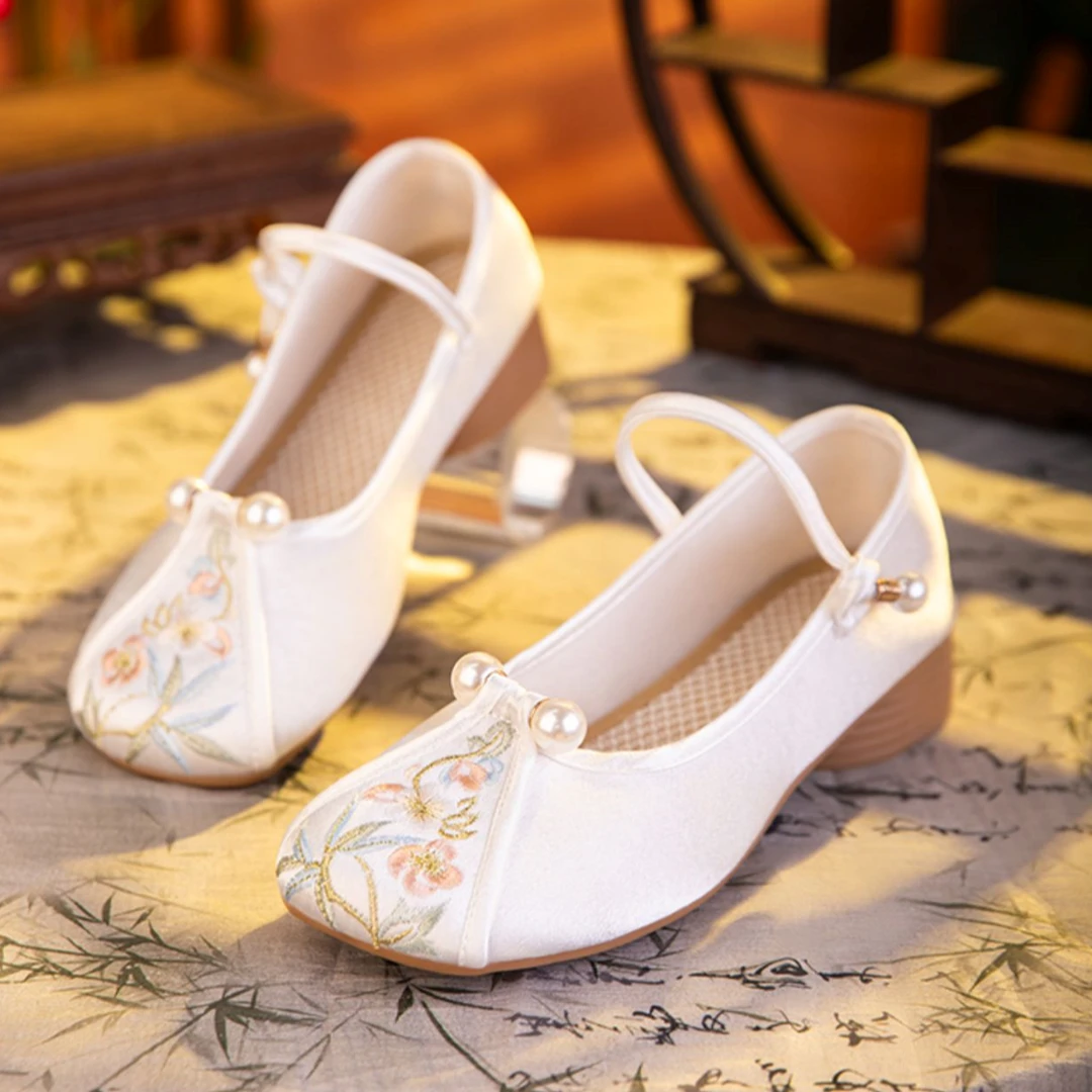 新中式鞋子2025新款粗跟浅口配旗袍汉服国风单鞋软底老北京布鞋女